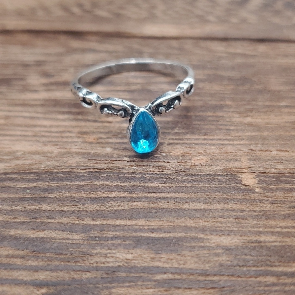 Gorgeous R413 size 6 aquamarine ring